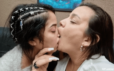 Milf Hera vs Catita Lolipop Hot Kissing