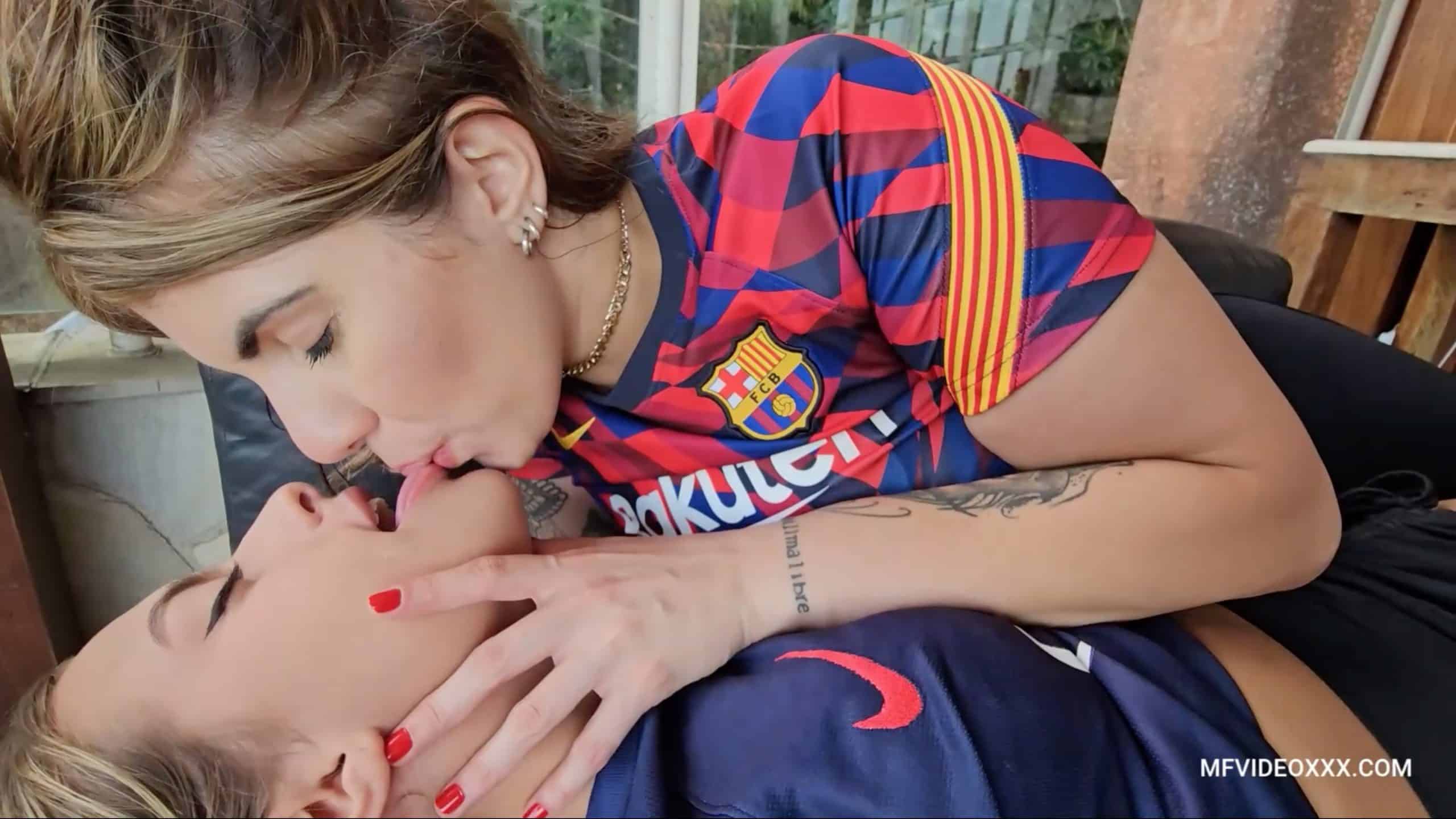 Fantastic Kisses – Paris vs Barselona